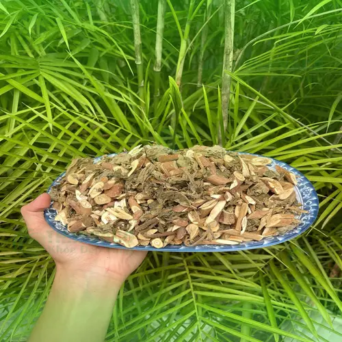 Chuyên gia dược liệu THAPHACO chia sẻ hình ảnh về những vết viêm da cơ địa trước đây, minh họa nỗi đau và sự khó chịu kéo dài.