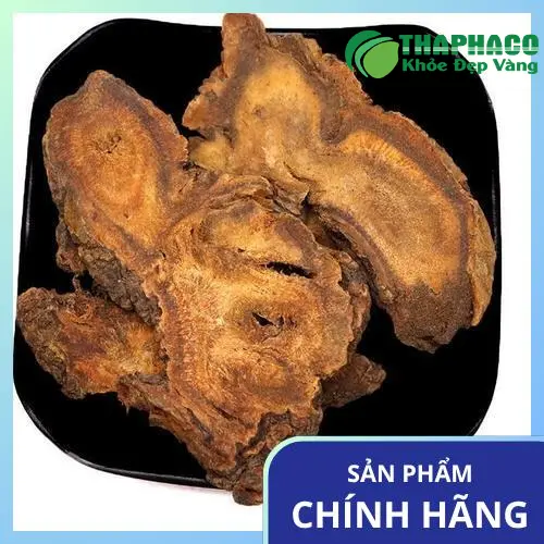 Người dùng đang pha trà Đại Hoàng Noni Tấn Phát