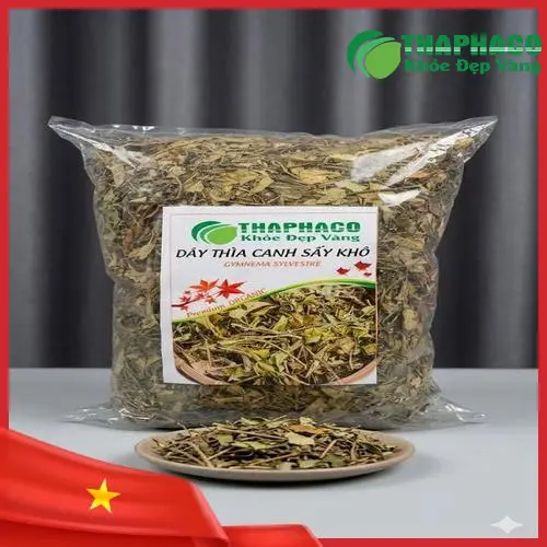 Hình ảnh người đang pha trà dây thìa canh, thể hiện cách dùng phổ biến của thảo dược