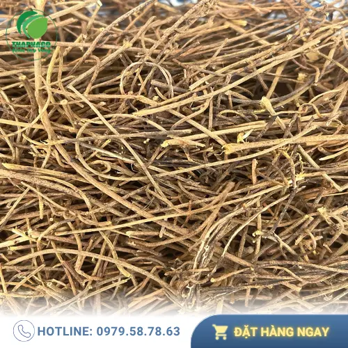 Nước sắc từ dây tơ hồng, màu vàng nâu