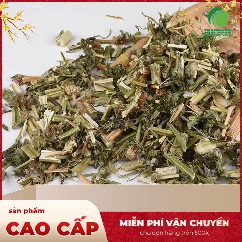 Sơ chế ích mẫu khô Noni Tấn Phát trước khi pha trà