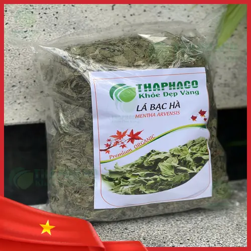 Người phụ nữ đang thưởng thức trà bạc hà