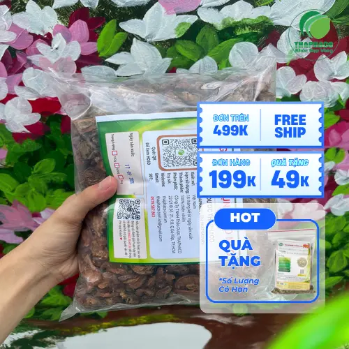 Khách hàng chọn mua táo mèo sấy khô tại THAPHACO