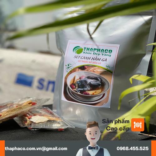 Sơ chế nguyên liệu và thảo mộc cho món gà hầm